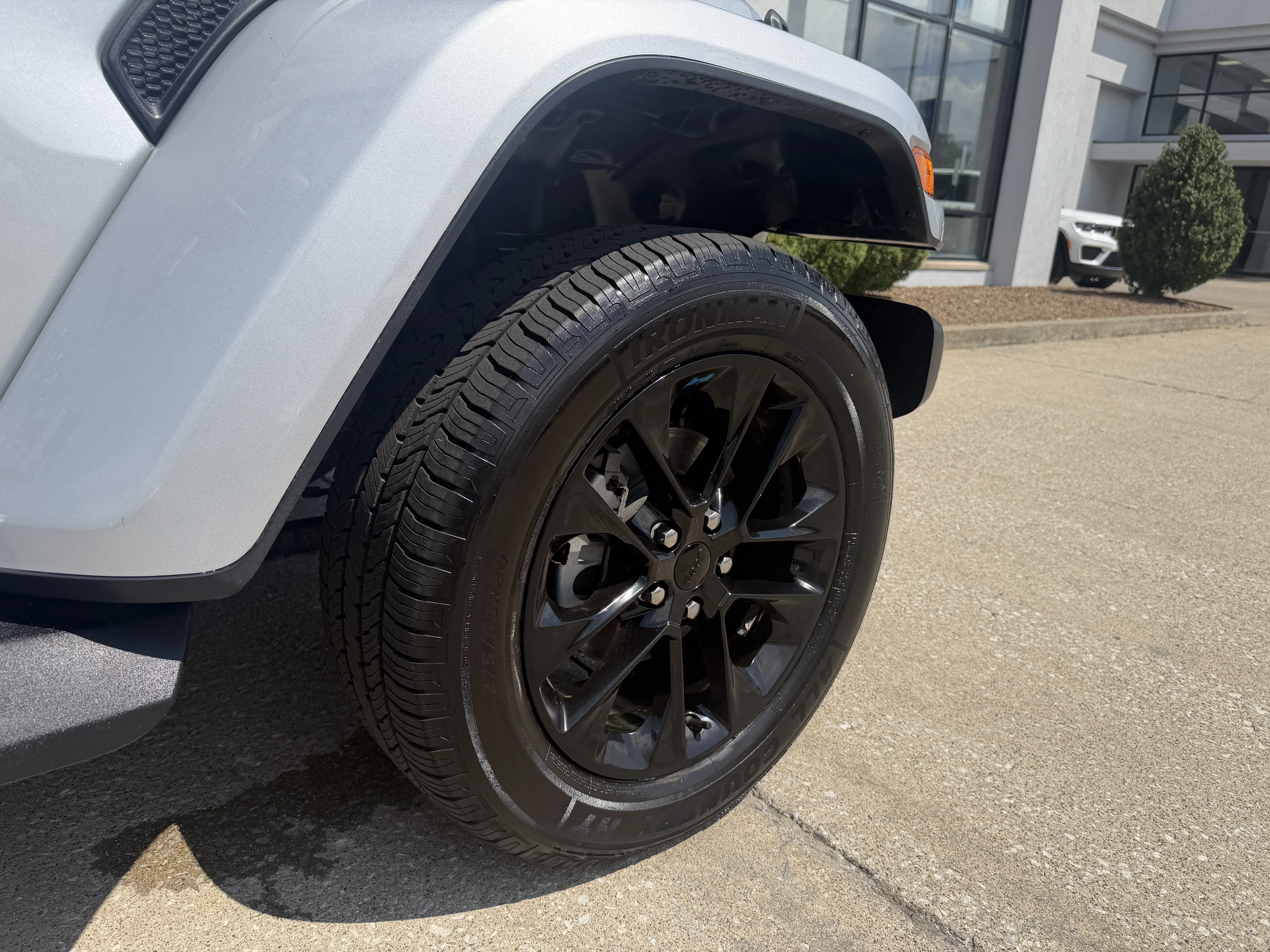 Used 2022 Silver Zynith Clearcoat Jeep Unlimited Sahara image 27