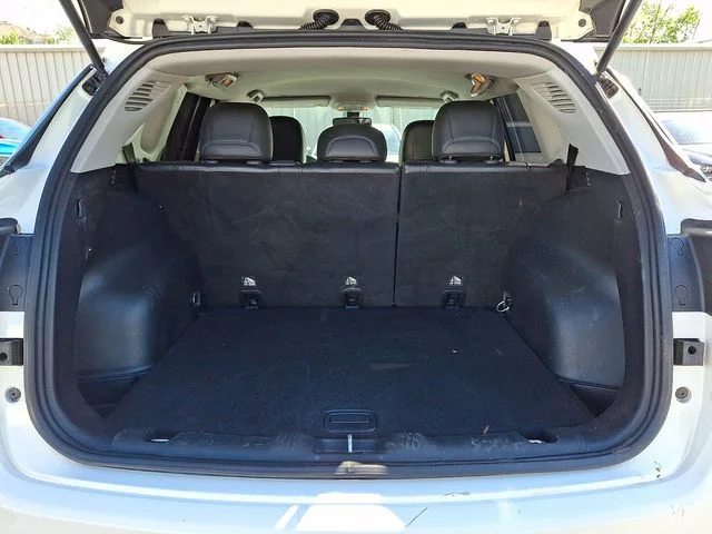 Used 2018 White Jeep Latitude image 28