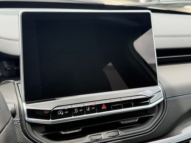 New 2026 Bright White Clearcoat Jeep Latitude image 28