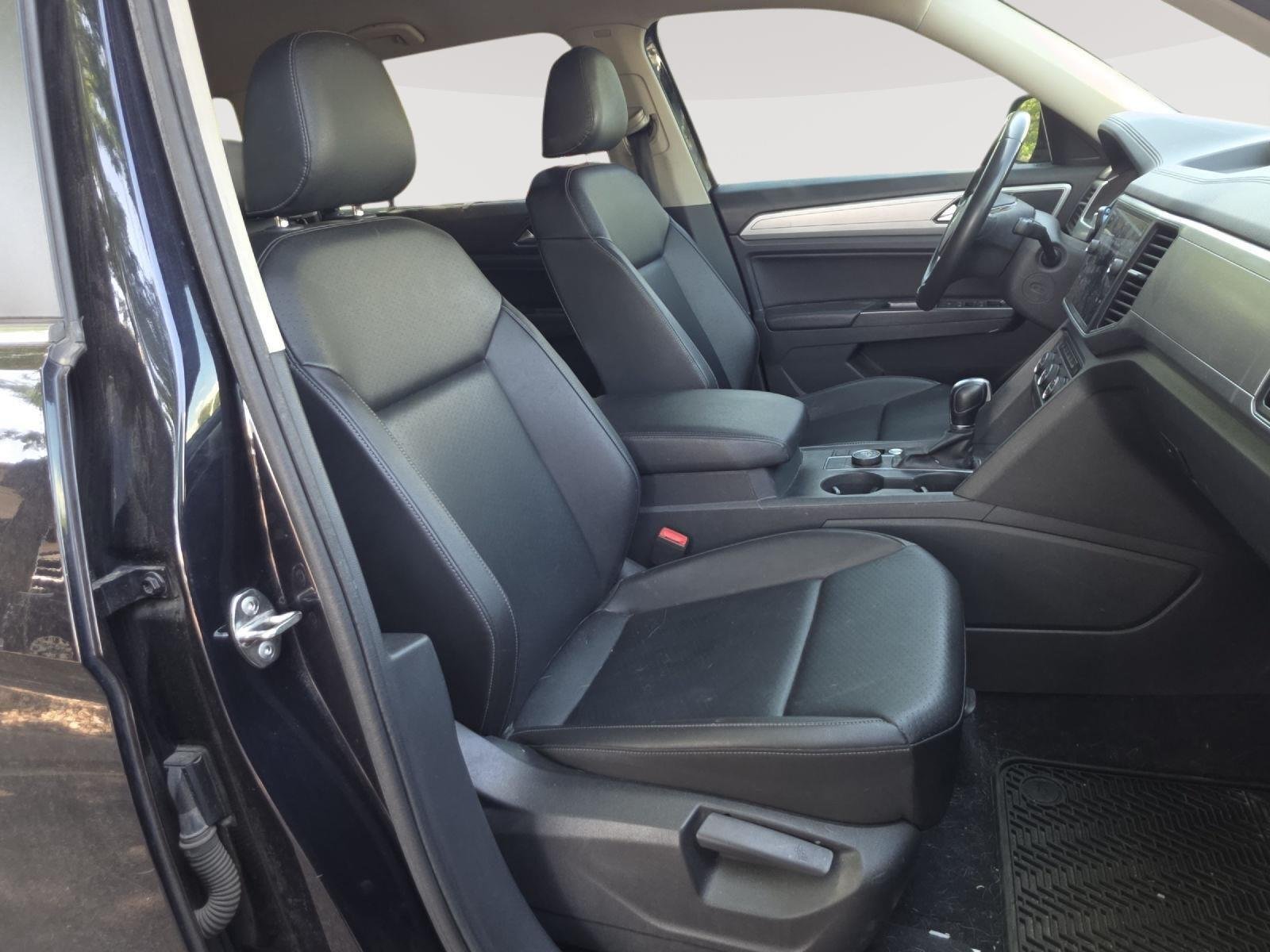 Used 2019 Deep Black Pearl Volkswagen 3.6L V6 SE image 31