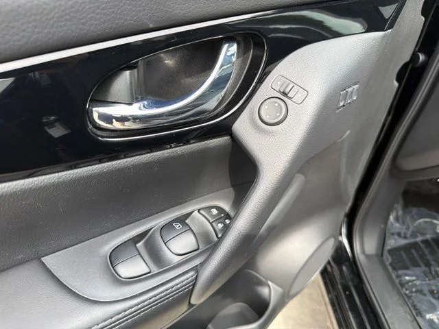 Used 2022 Black Nissan SL image 18