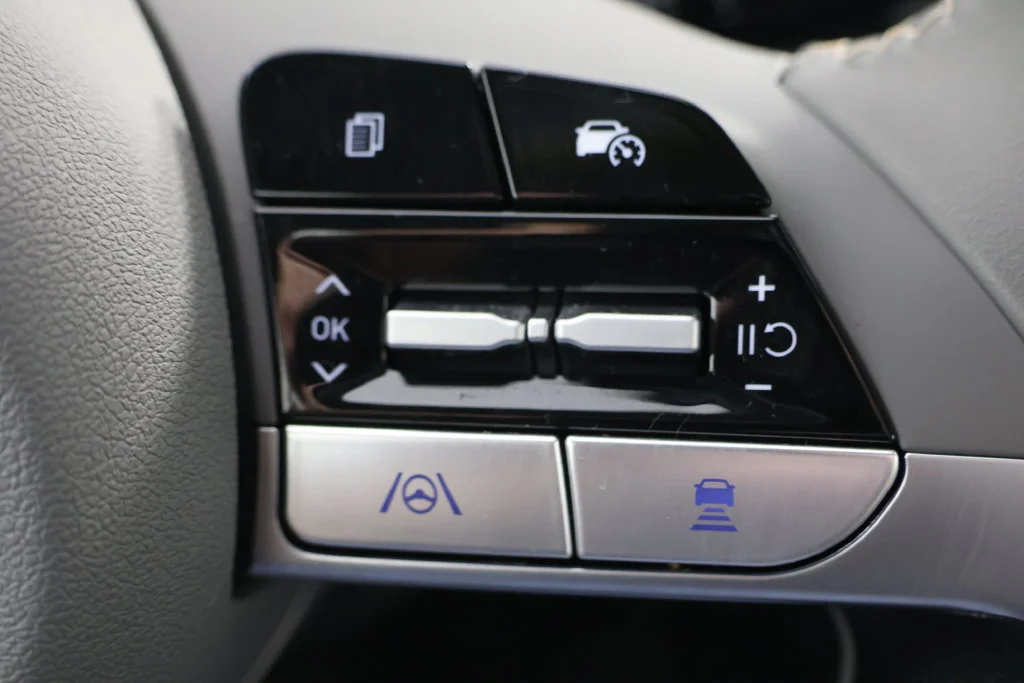 Certified Used 2025 White Hyundai SEL Convenience image 12