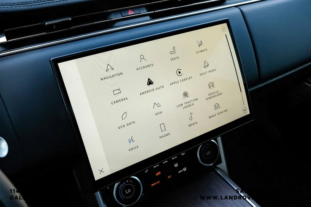 Used 2023 Grey Land Rover SE image 28