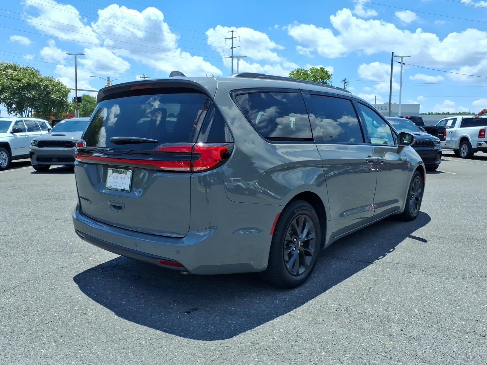 Used 2021 Ceramic Gray Clearcoat Chrysler Touring L image 2