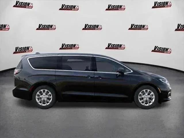 New 2026 Diamond Black Crystal Pearl-Coat Exterior Paint Chrysler Select image 21