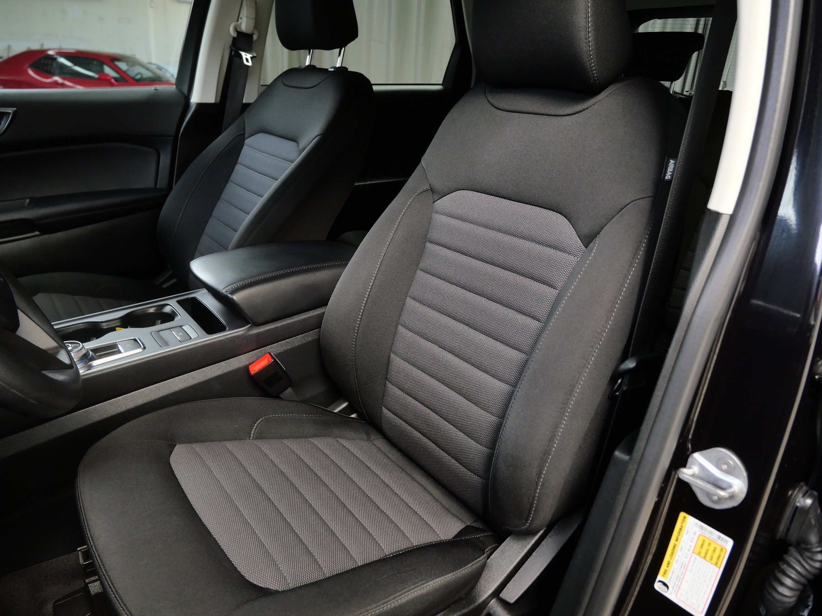 Used 2022 Black Ford SE image 3