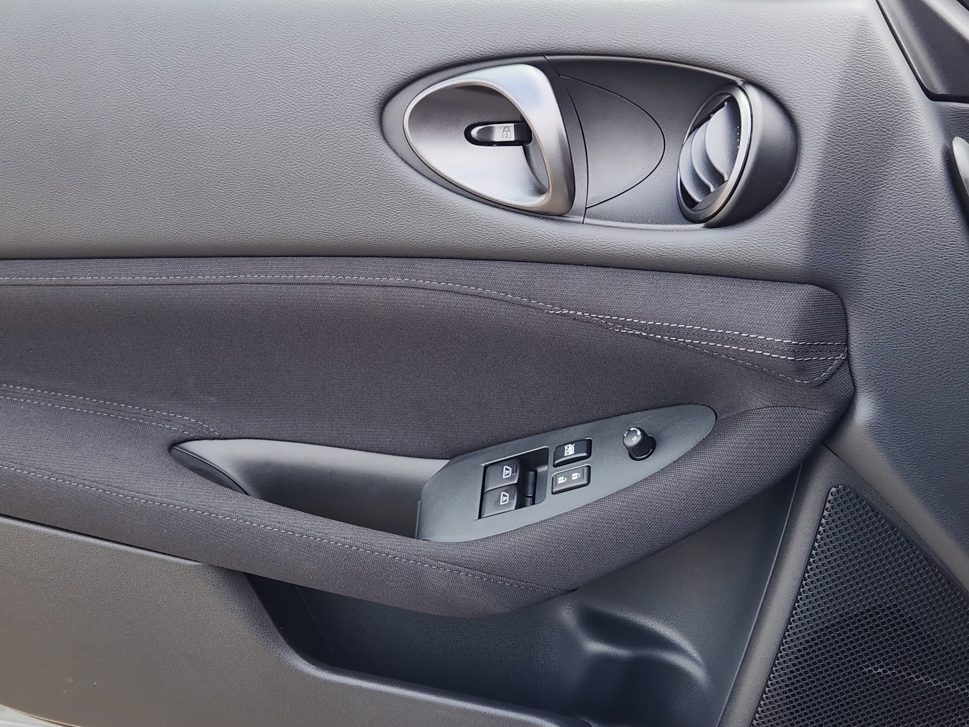 New 2026 Boulder Gray Pearl / Super Black Two-tone Nissan Sport image 20