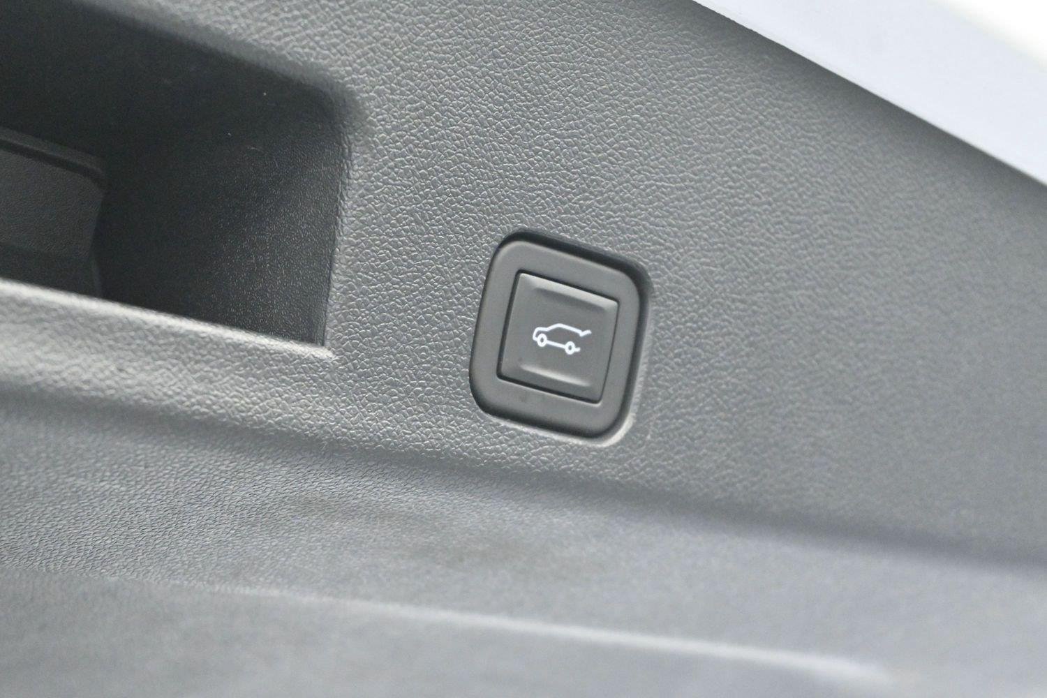 Used 2025 Iridescent Pearl Tricoat Chevrolet FWD High Country image 11