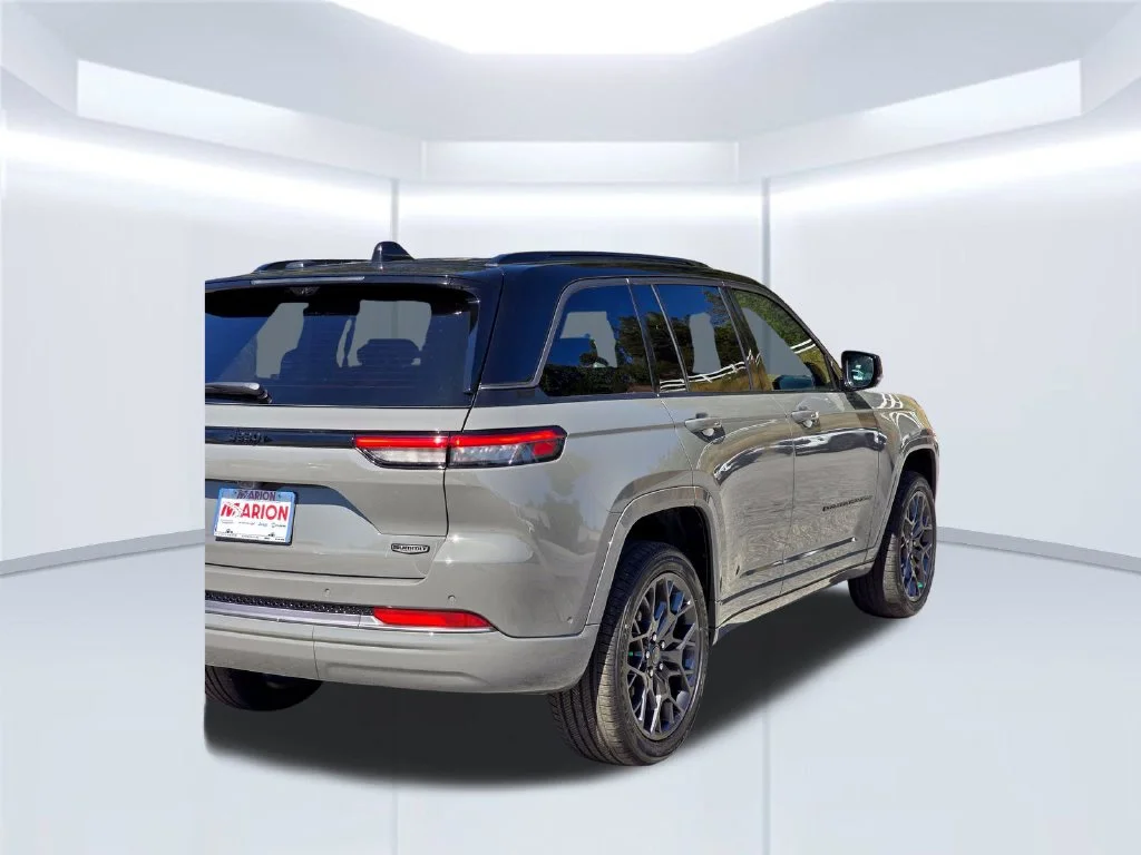 New 2027 Gray Jeep Summit image 40