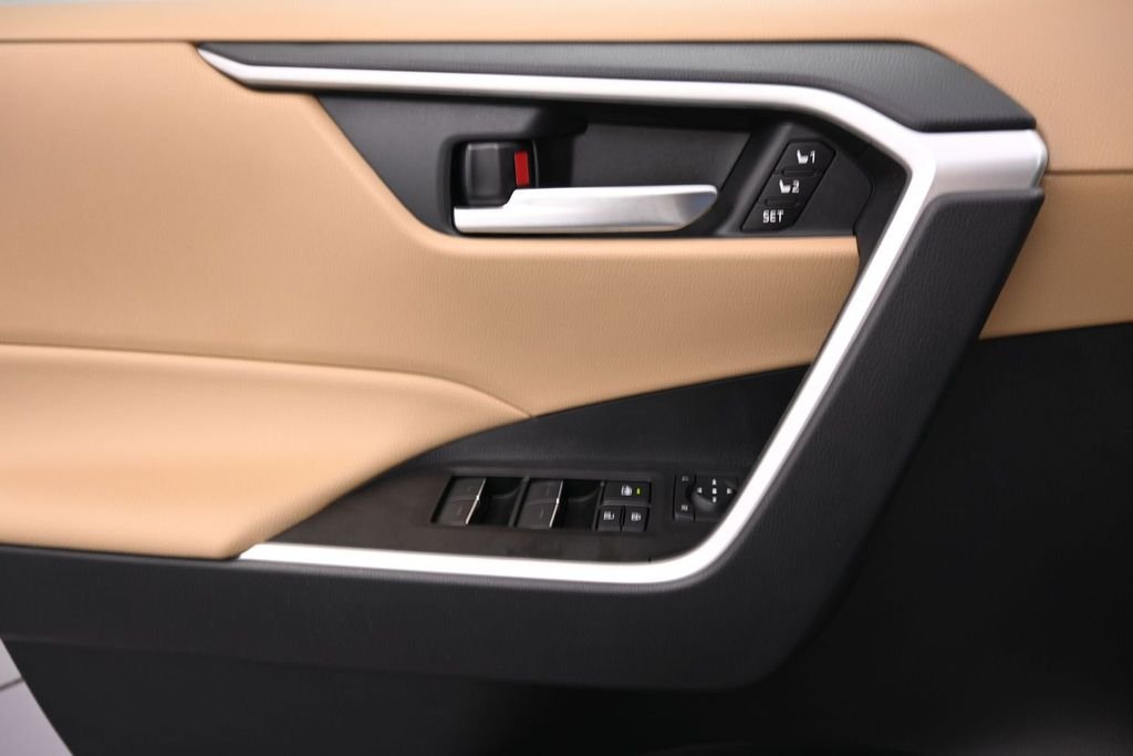 Used 2025 Beige Toyota XLE Premium image 12