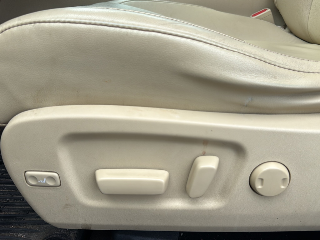 Used 2014 Red Toyota XLE V6 image 16