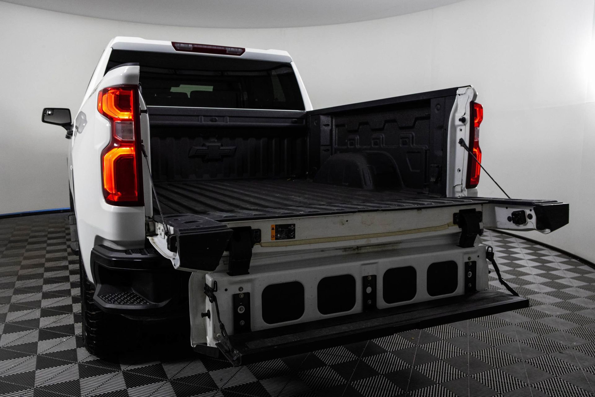 2023 CHEVROLET SILVERADO - Image 35