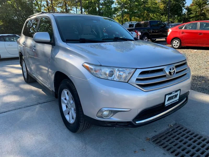 Used 2011 Silver Toyota Sport Utility 4D image 19