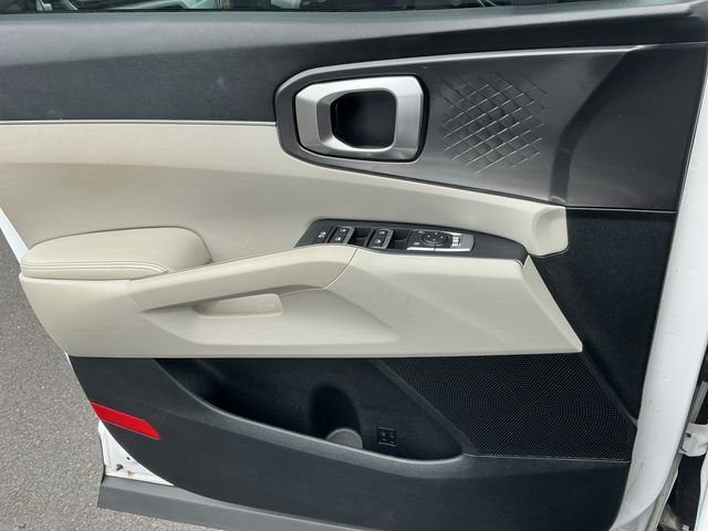 Used 2021 White Kia S image 27