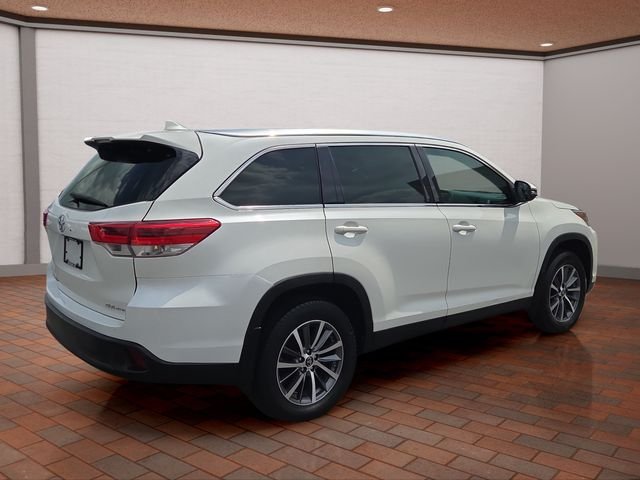 Used 2019 White Toyota XLE image 3