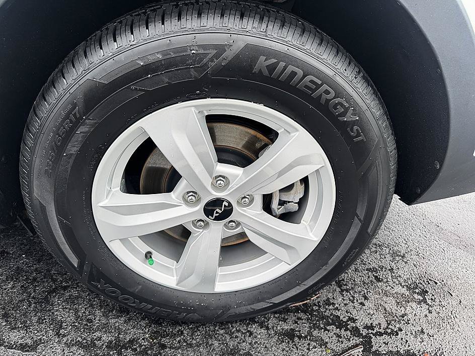 Used 2025 Glacial White Pearl Kia LX image 27