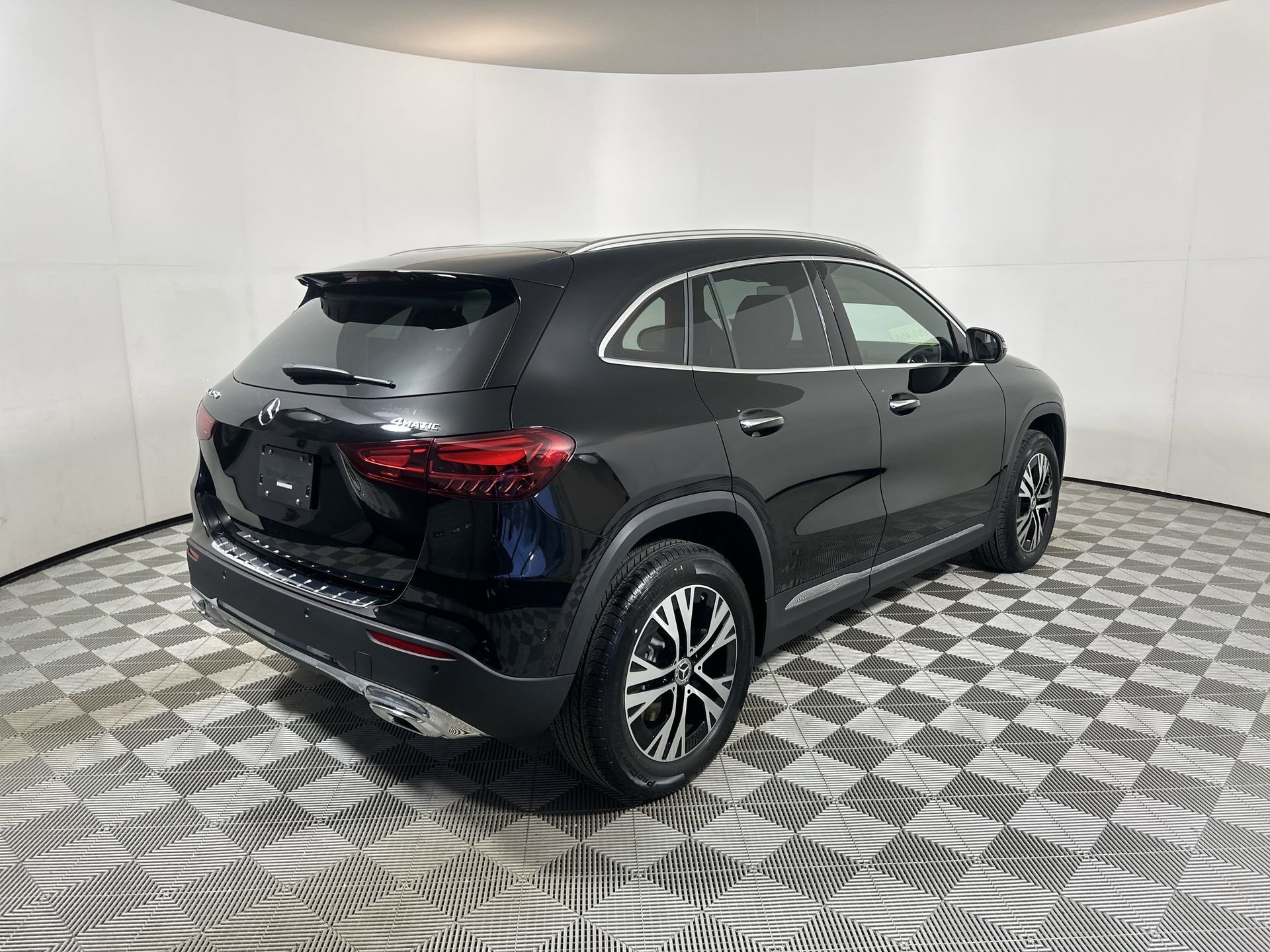 Used 2025 COSMOS BLACK METALLIC Mercedes-Benz GLA 250 image 8