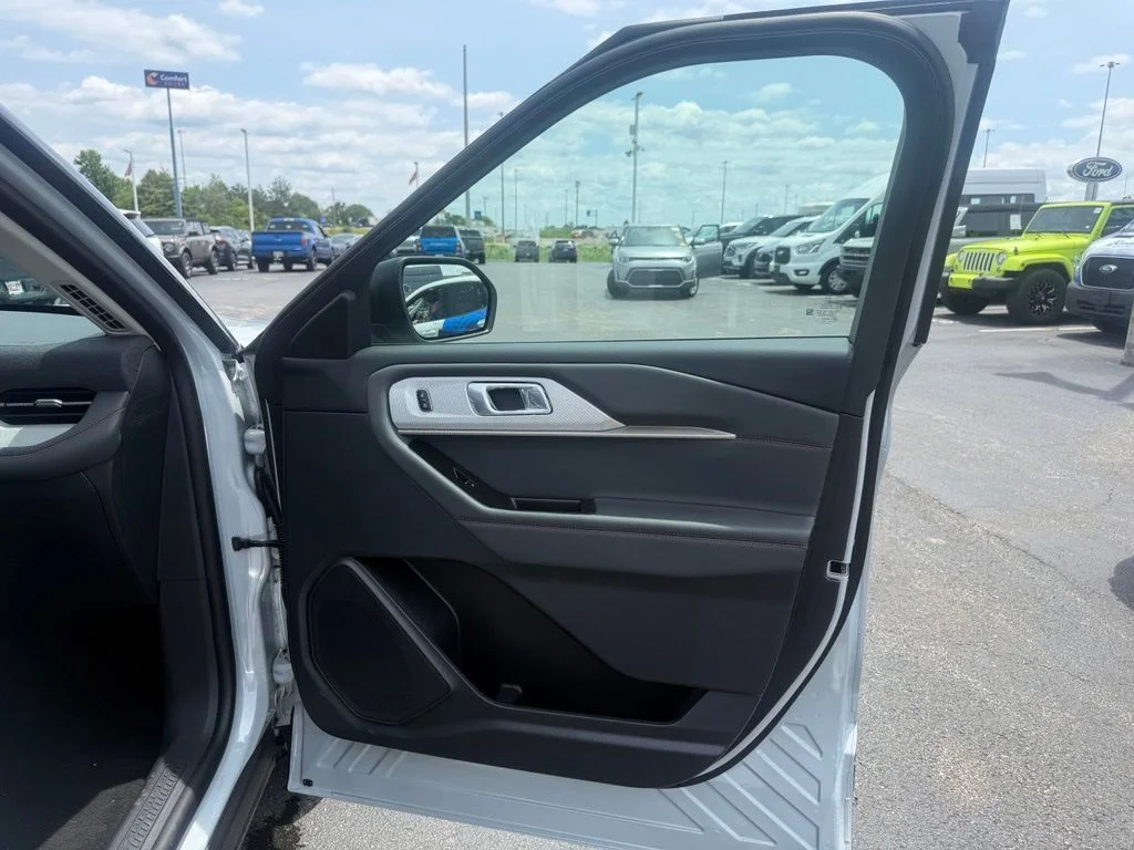 New 2026 Space White Metallic Ford Active image 53