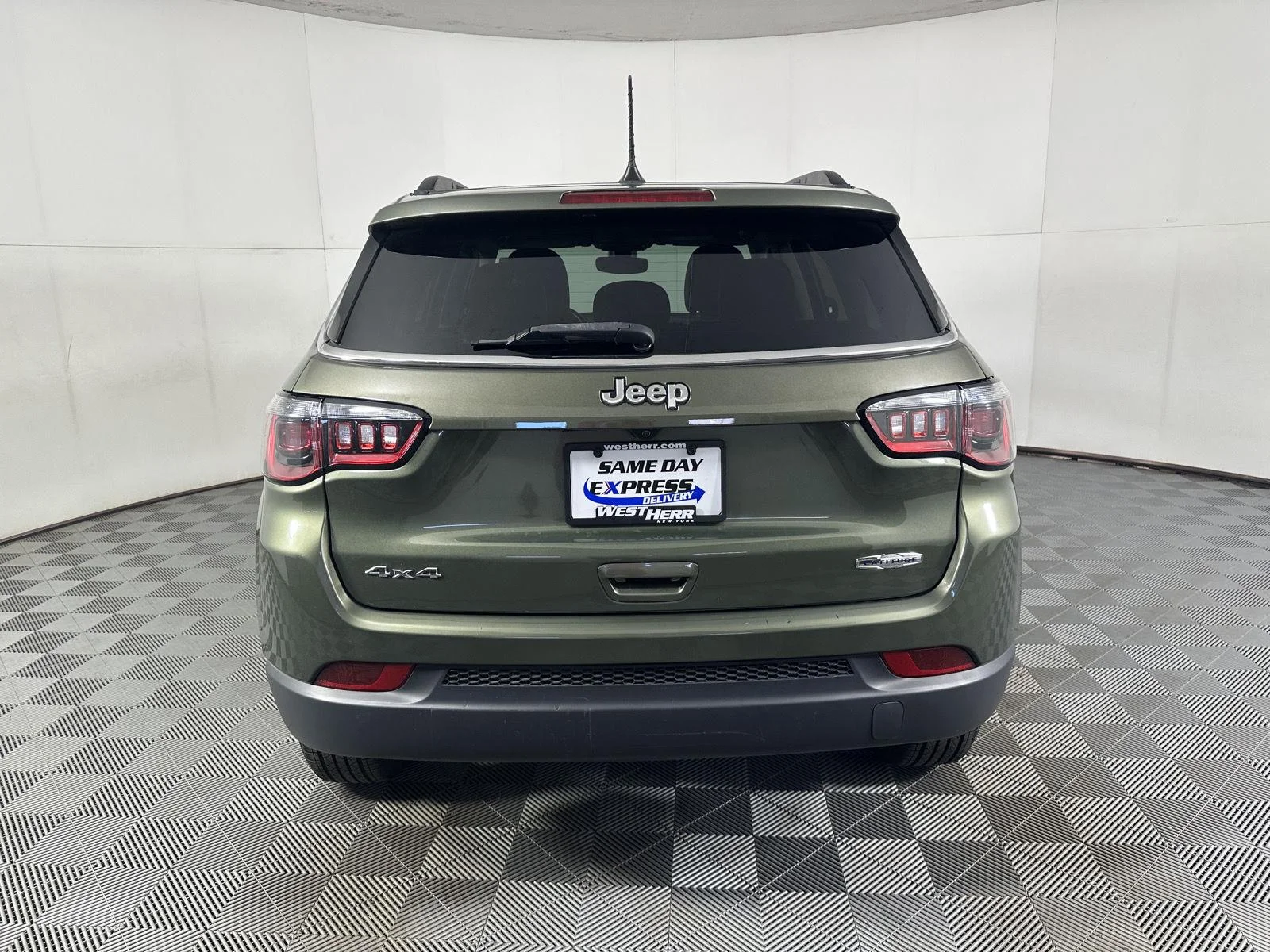 Used 2020 Olive Green Pearlcoat Jeep Latitude image 26
