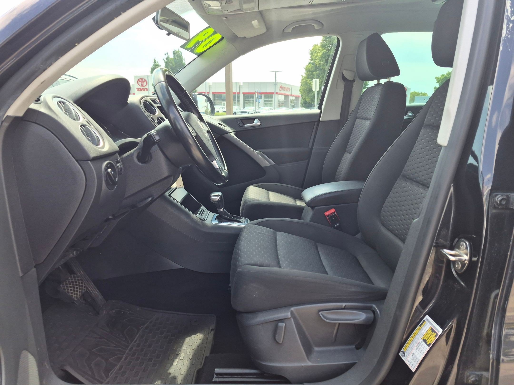 Used 2009 Black Volkswagen SE image 16