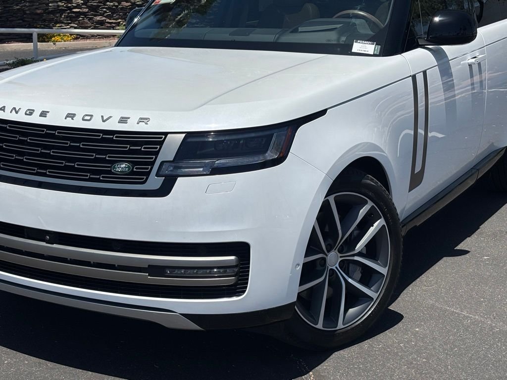 Certified Used 2025 Ostuni Pearl White Premium Metallic Land Rover SE image 2