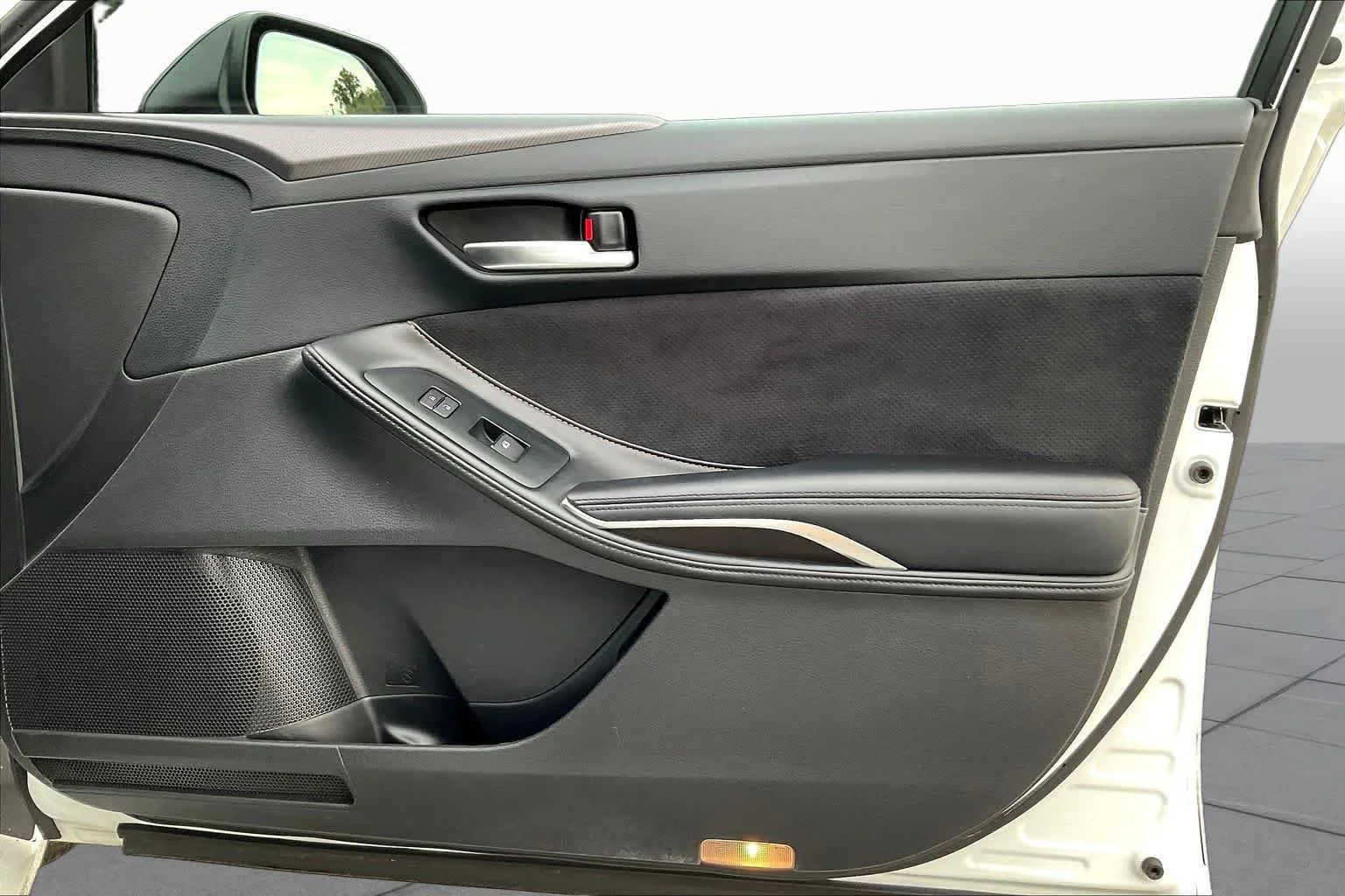 Used 2019 Wind Chill Pearl Toyota Touring image 23