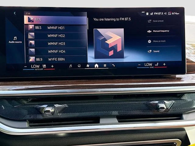 New 2026 Black Sapphire Metallic BMW xDrive50e image 32