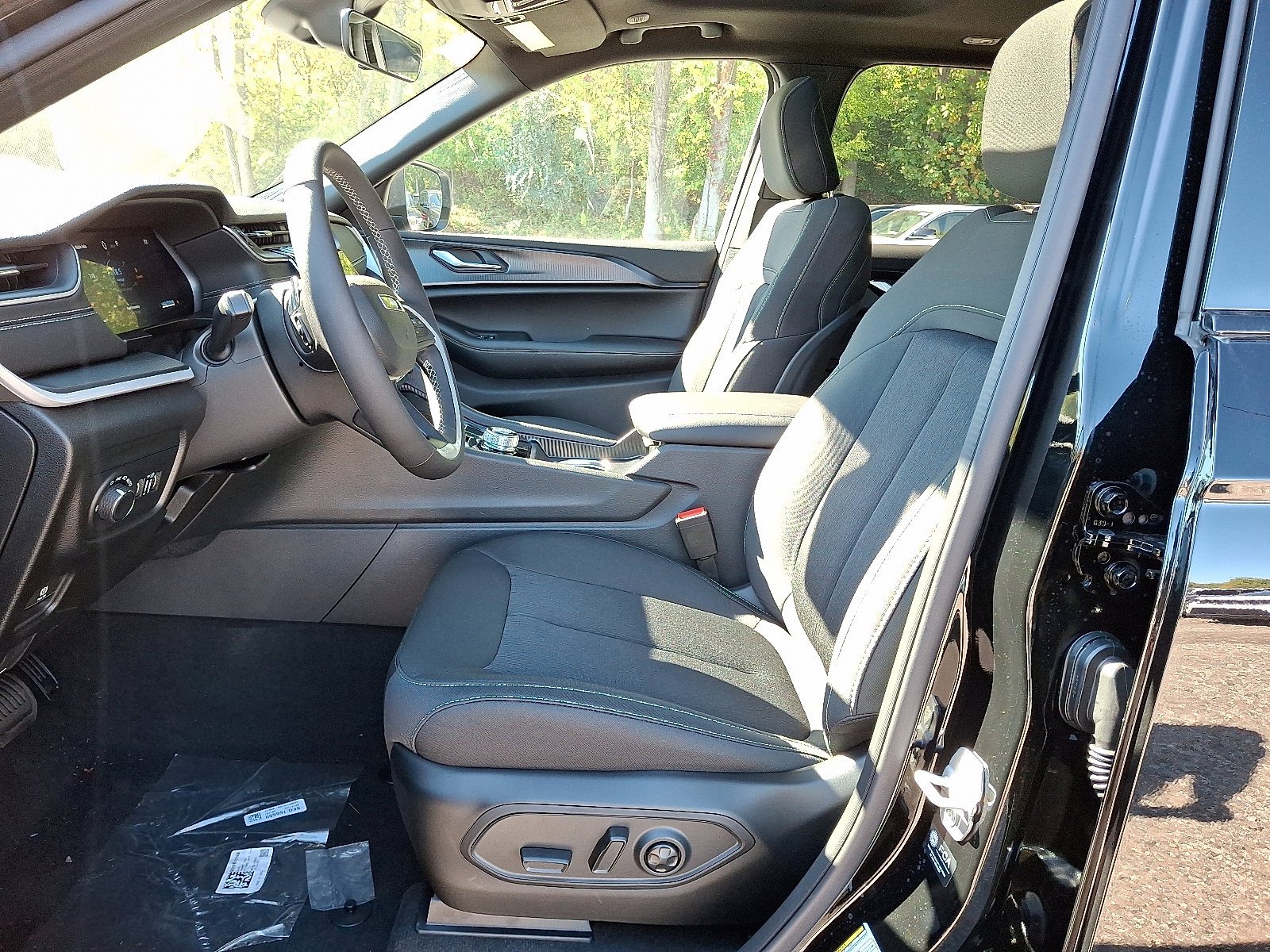 New 2025 Diamond Black Crystal Pearl-Coat Exterior Paint Jeep Laredo X image 9