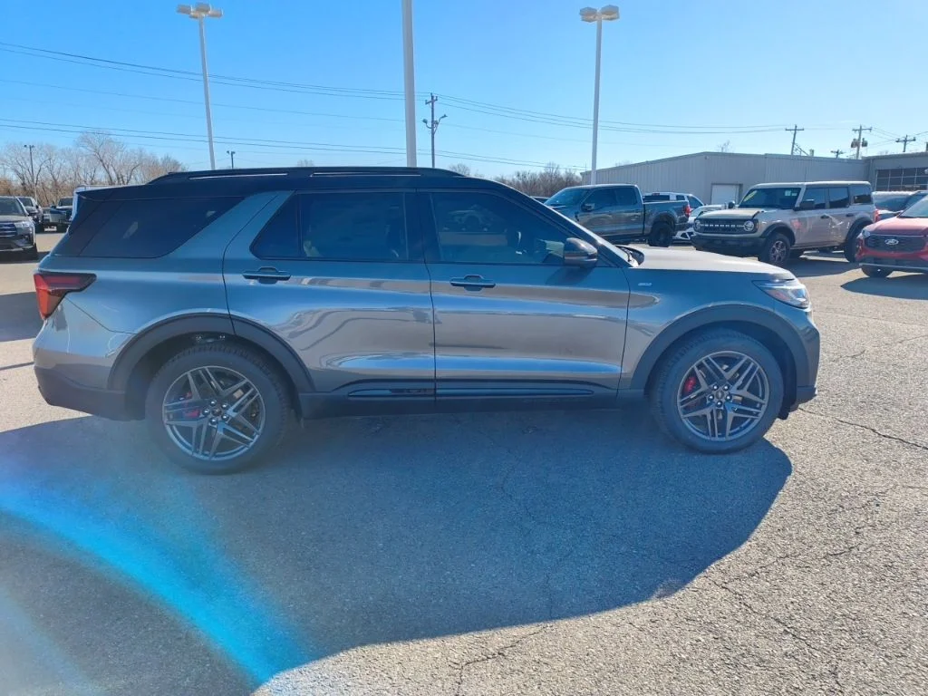 New 2026 Carbonized Gray Metallic Ford ST-Line image 6