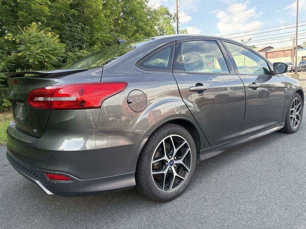 Used 2016 Magnetic Ford SE image 3