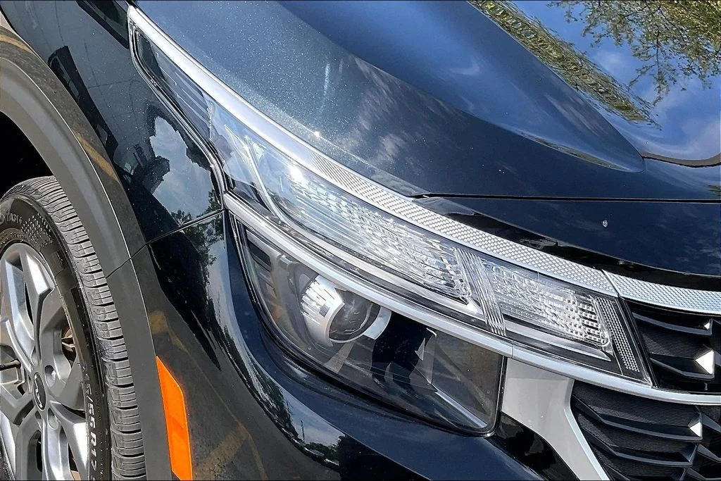 Used 2025 Black Kia LX image 32
