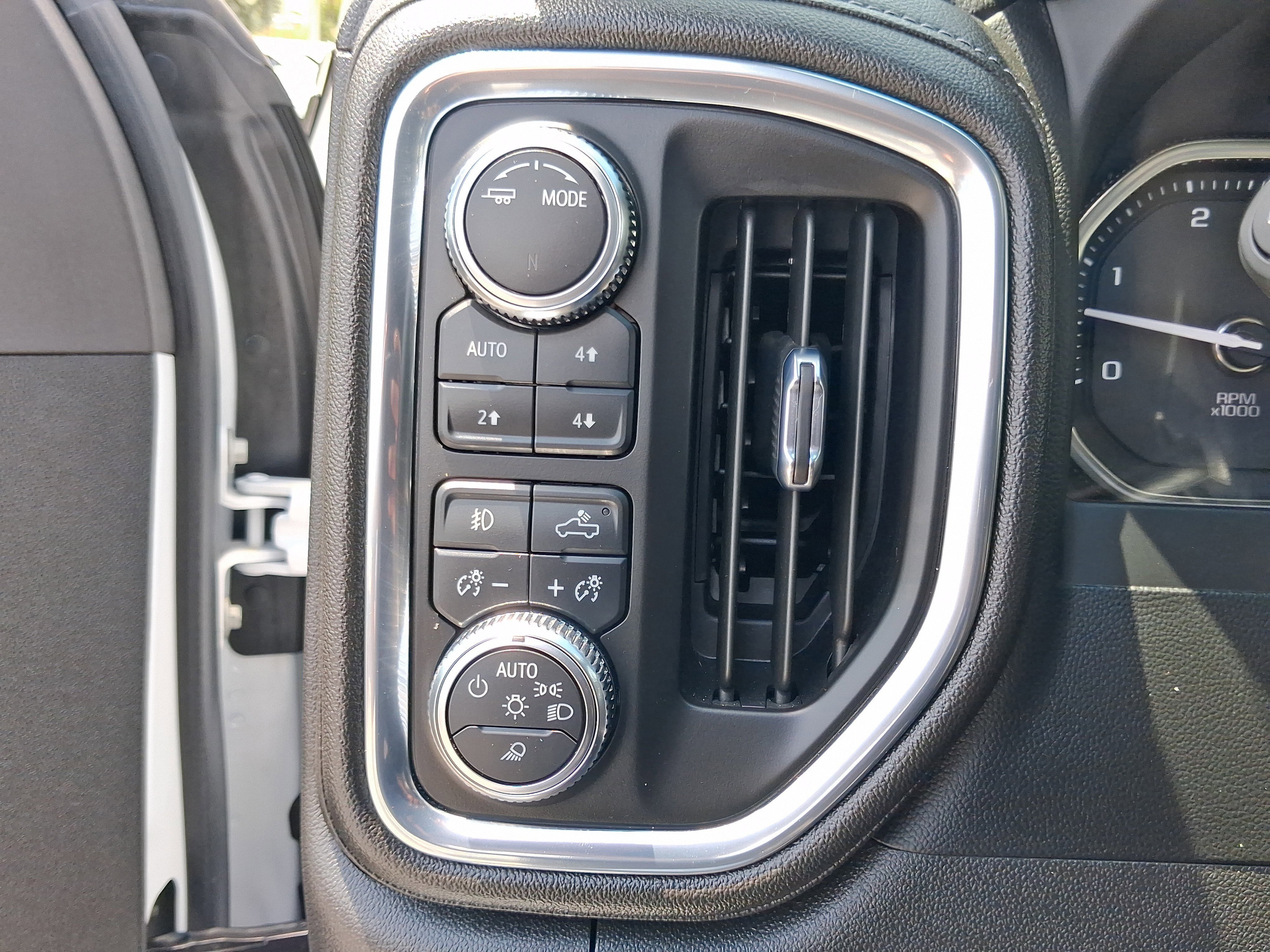 Used 2023 White GMC Denali image 26