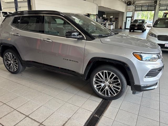 Used 2023 Silver Jeep Limited image 4