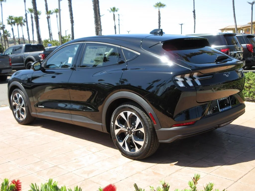New 2026 Shadow Black Ford Select image 2