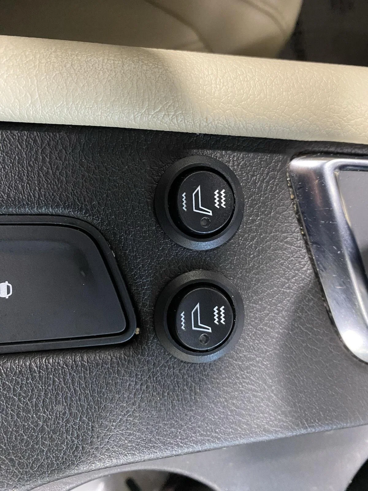 Used 2018 Dark Granite Metallic Cadillac FWD image 26