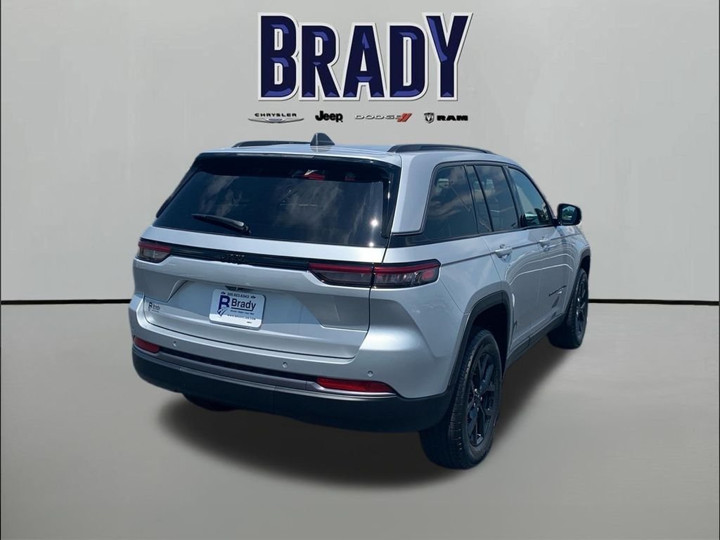 New 2026 Silver Zynith Exterior Paint Jeep Laredo Altitude image 7