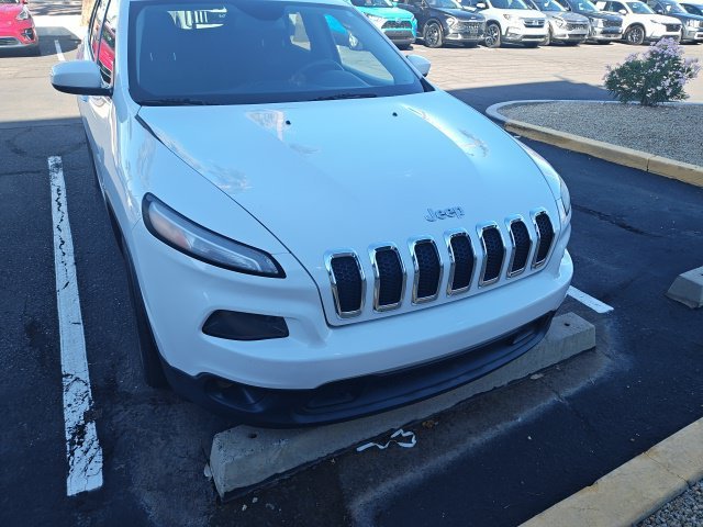 Used 2018 Bright White Clearcoat Jeep Latitude image 3
