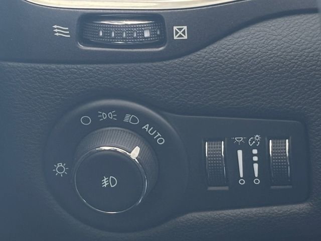 Used 2022 White Jeep Trailhawk image 28