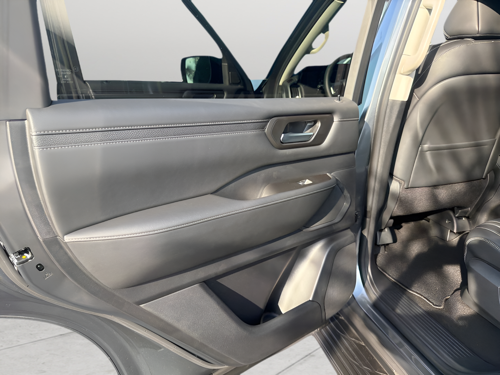 2026 Nissan Armada SV - Photo 18