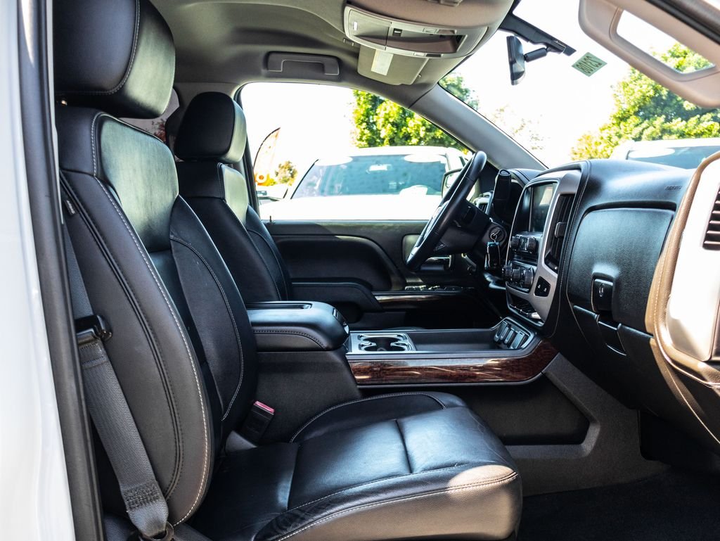 Used 2018 White GMC SLT image 24