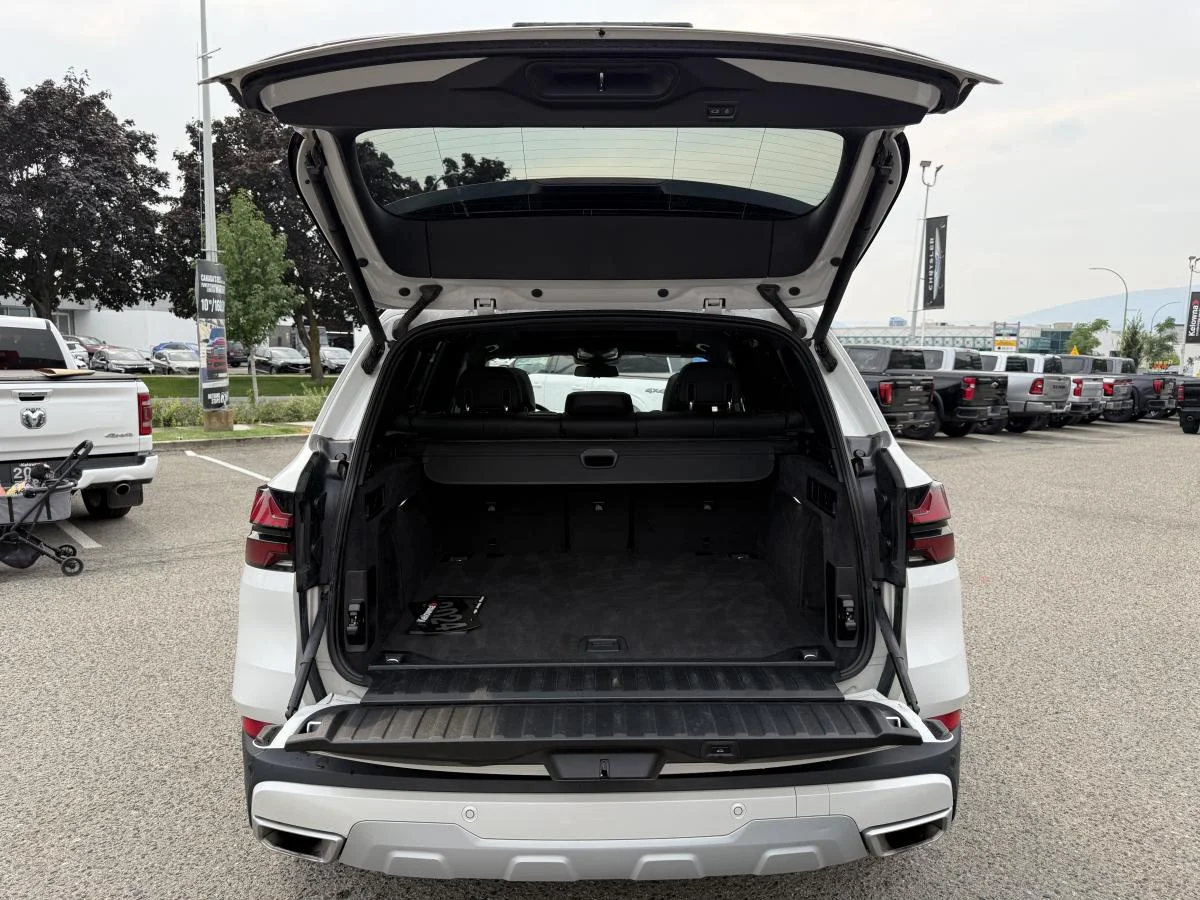 Used 2024 White BMW xDrive40i Sports Activity Vehicle image 7
