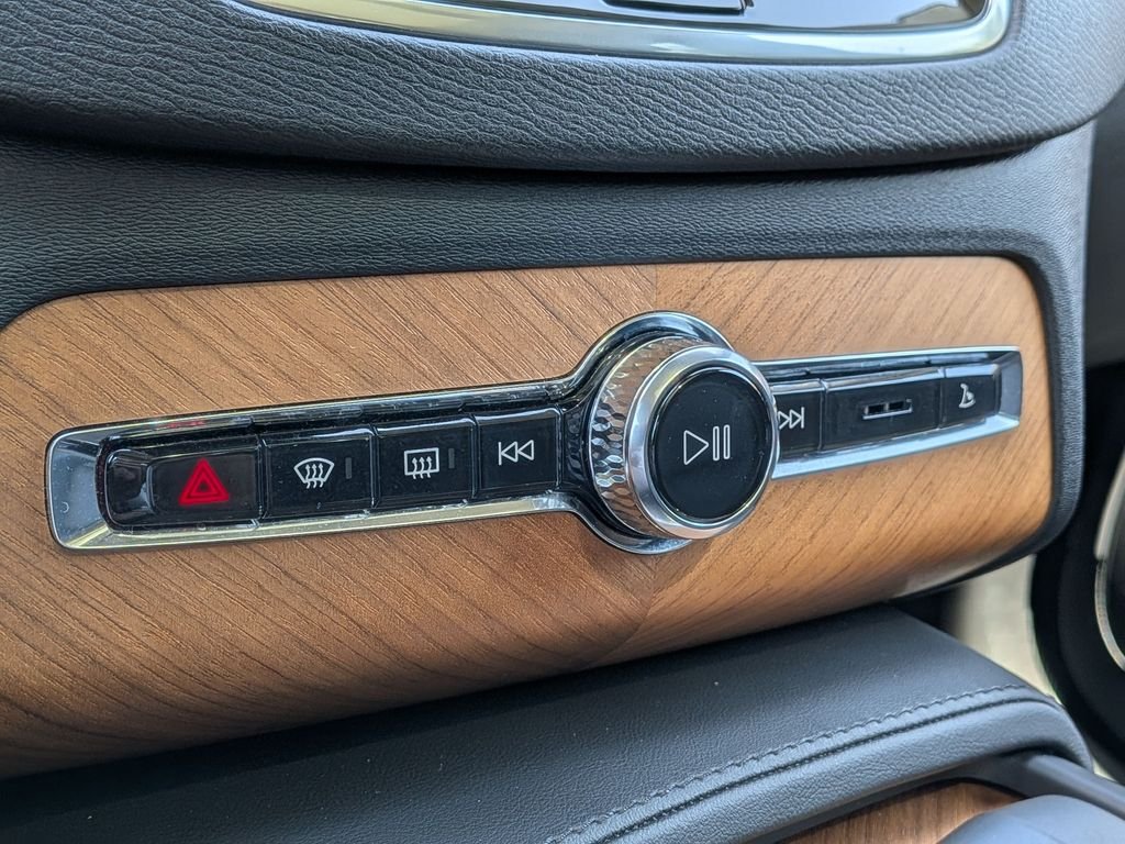 Used 2023  Volvo T8 Core Bright Theme image 27