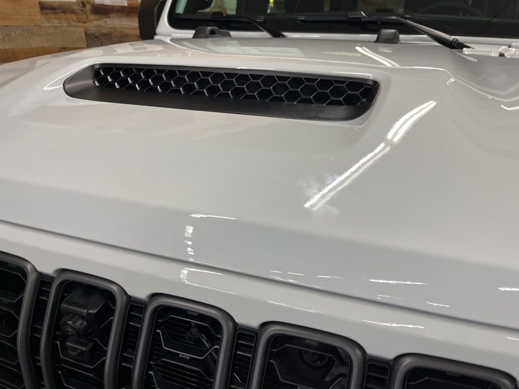 New 2026 Bright White Clear-Coat Exterior Paint Jeep Rubicon X image 9