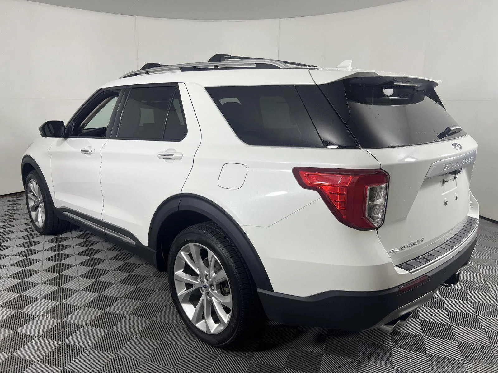Used 2022 Star White Metallic Tri-Coat Ford Platinum image 11