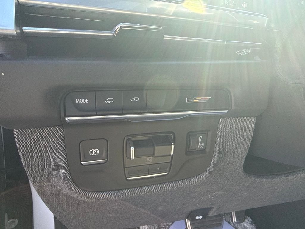 Used 2025 White Cadillac V-Series image 11
