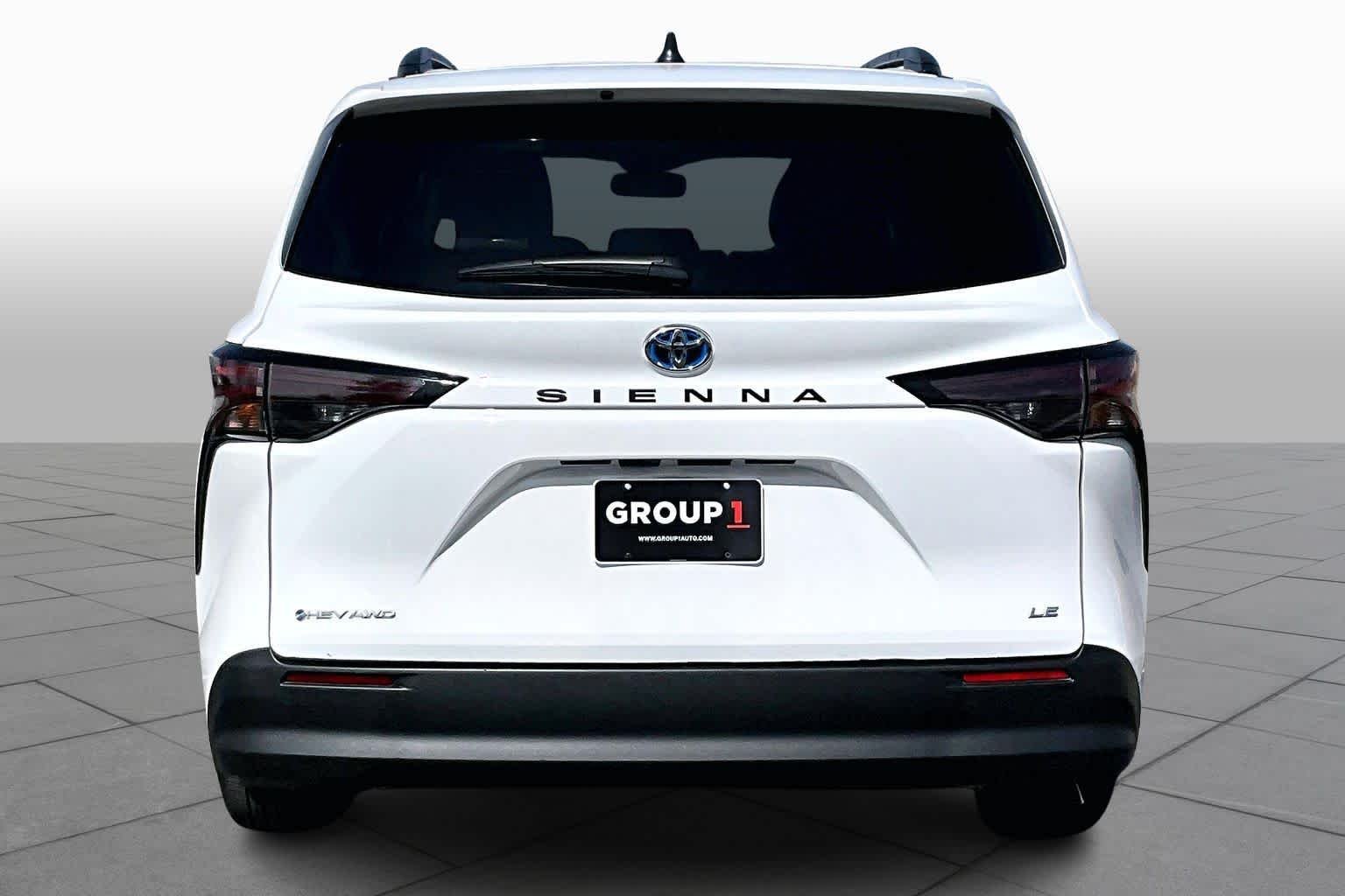 2025 Toyota Sienna LE - Photo 5