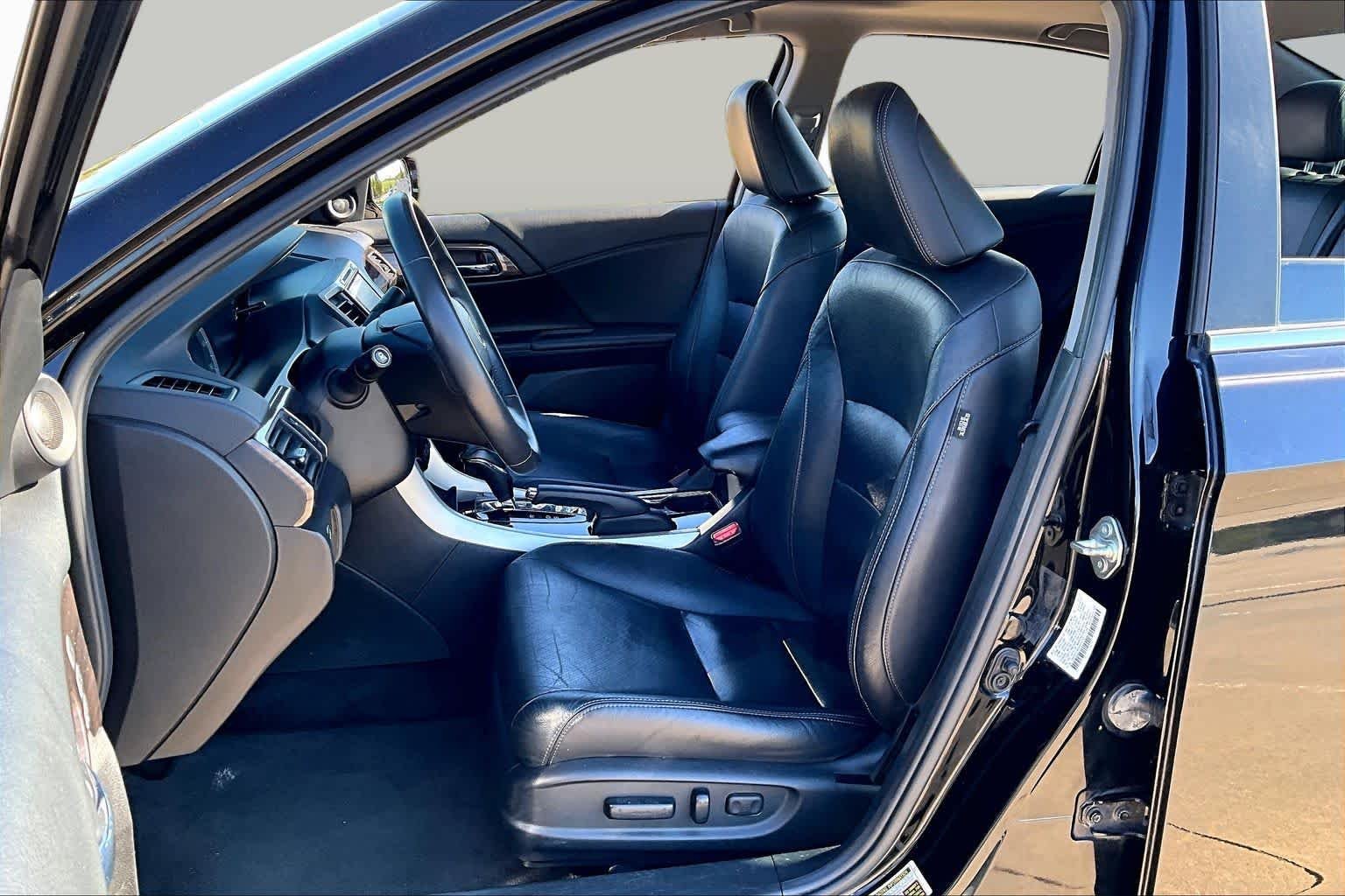 Used 2016 Crystal Black Pearl Honda EX-L image 8
