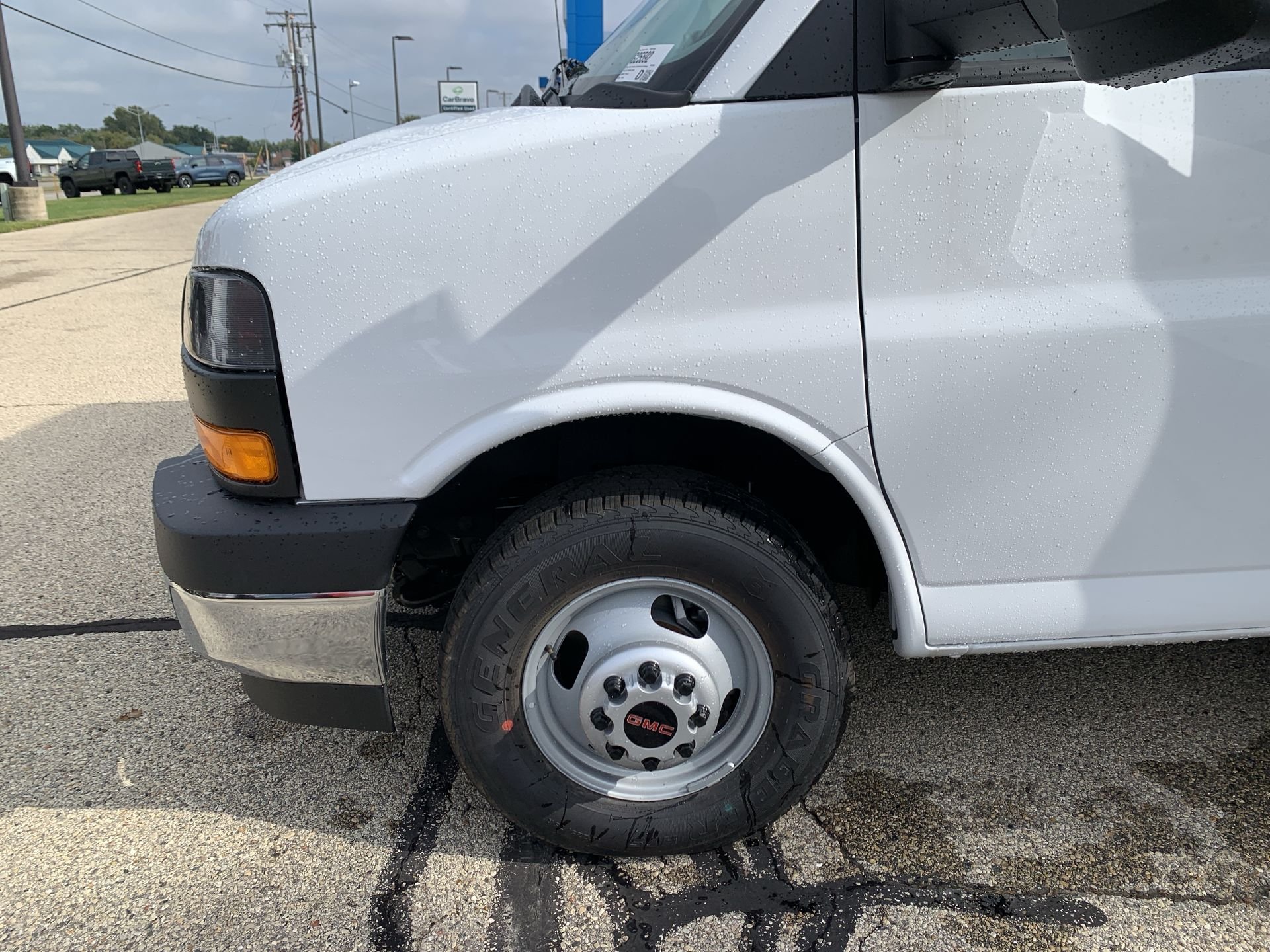 New 2025 Summit White GMC 1WT image 32