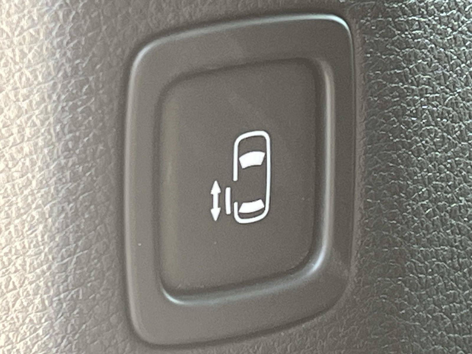 Used 2023 Snow White Pearl Kia LX image 19