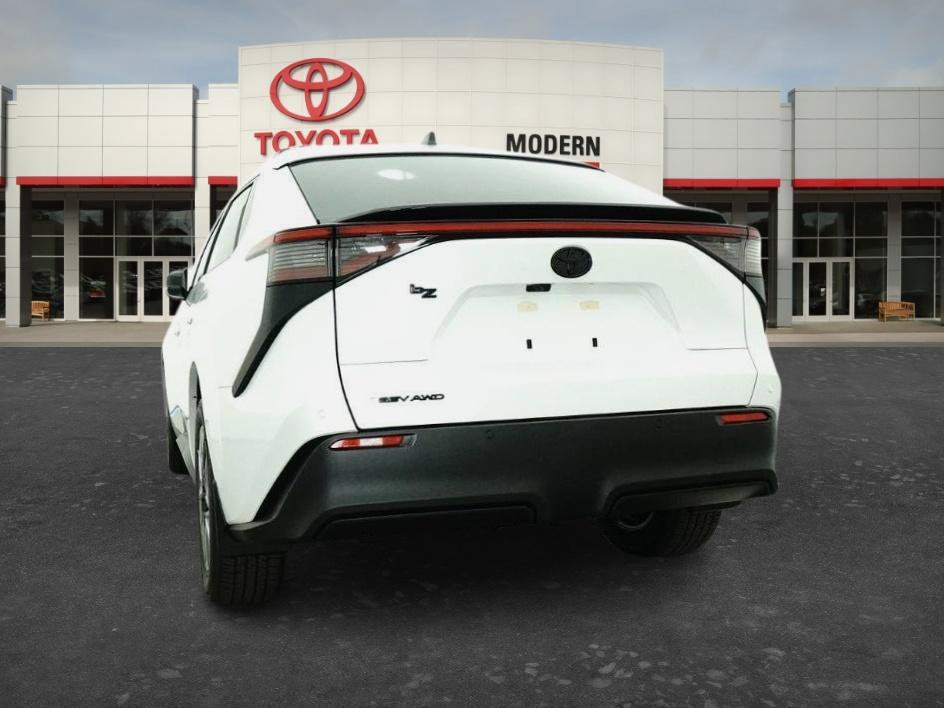 New 2026 WINDCHILL PEARL Toyota XLE image 2
